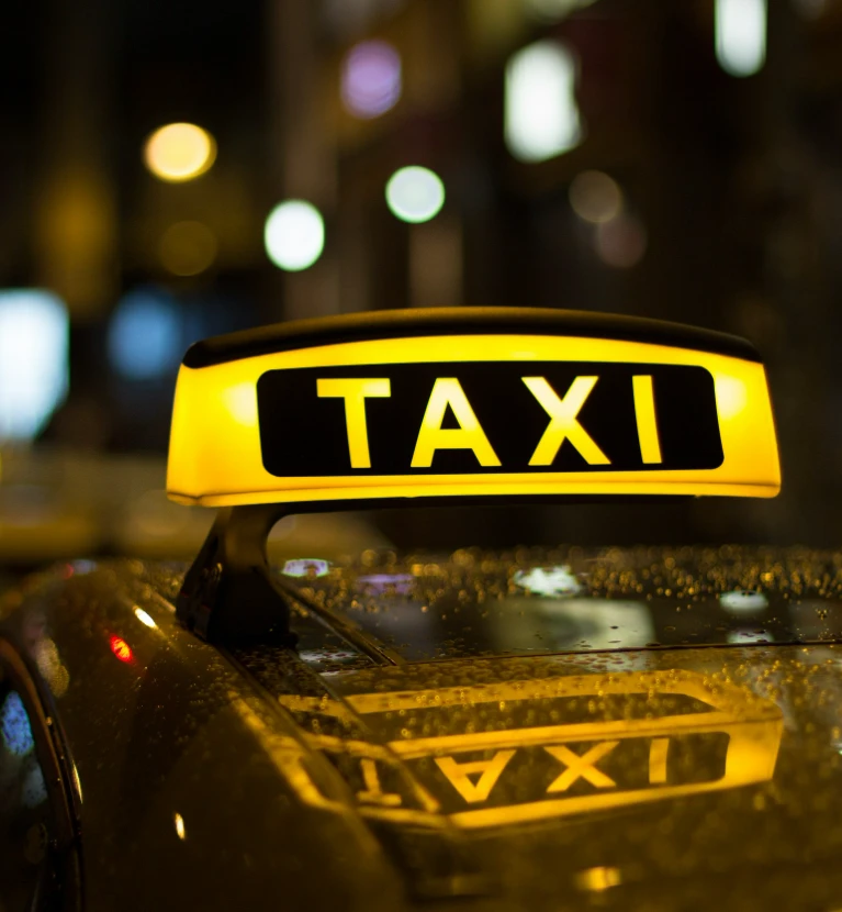 żółty neon taxi na&nbsp;dachu