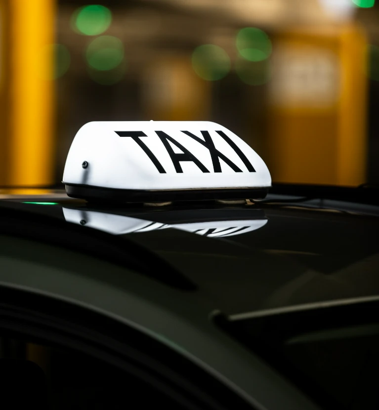 biały neon taxi na&nbsp;dachu