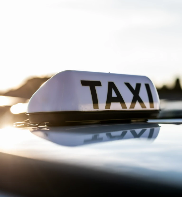 napis taxi na&nbsp;dachu samochodu