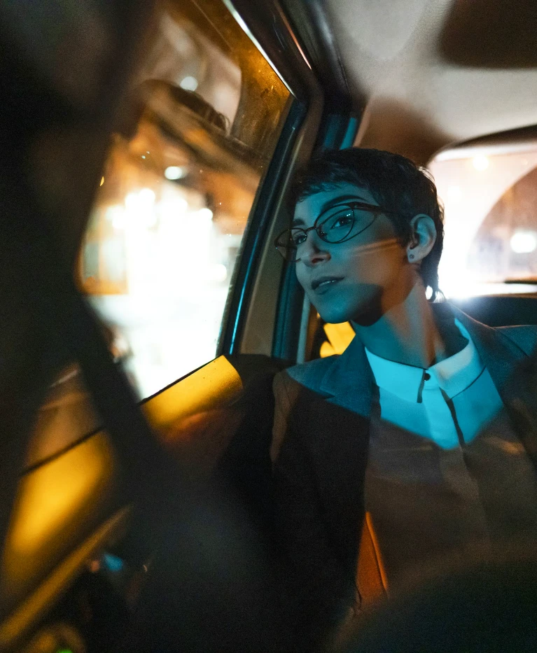 kobieta na&nbsp;tylnym siedzeniu taxi